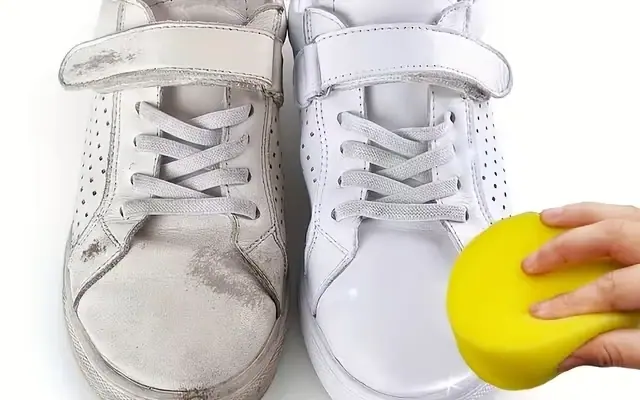 Par de tenis blancos: el izquierdo sucio y el derecho limpio después de usar la crema limpiadora con esponja